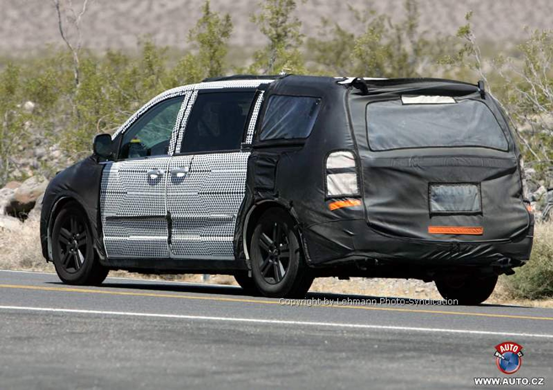 Zdjęcia szpiegowskie: nowy Chrysler Town&amp;Country (Voyager)