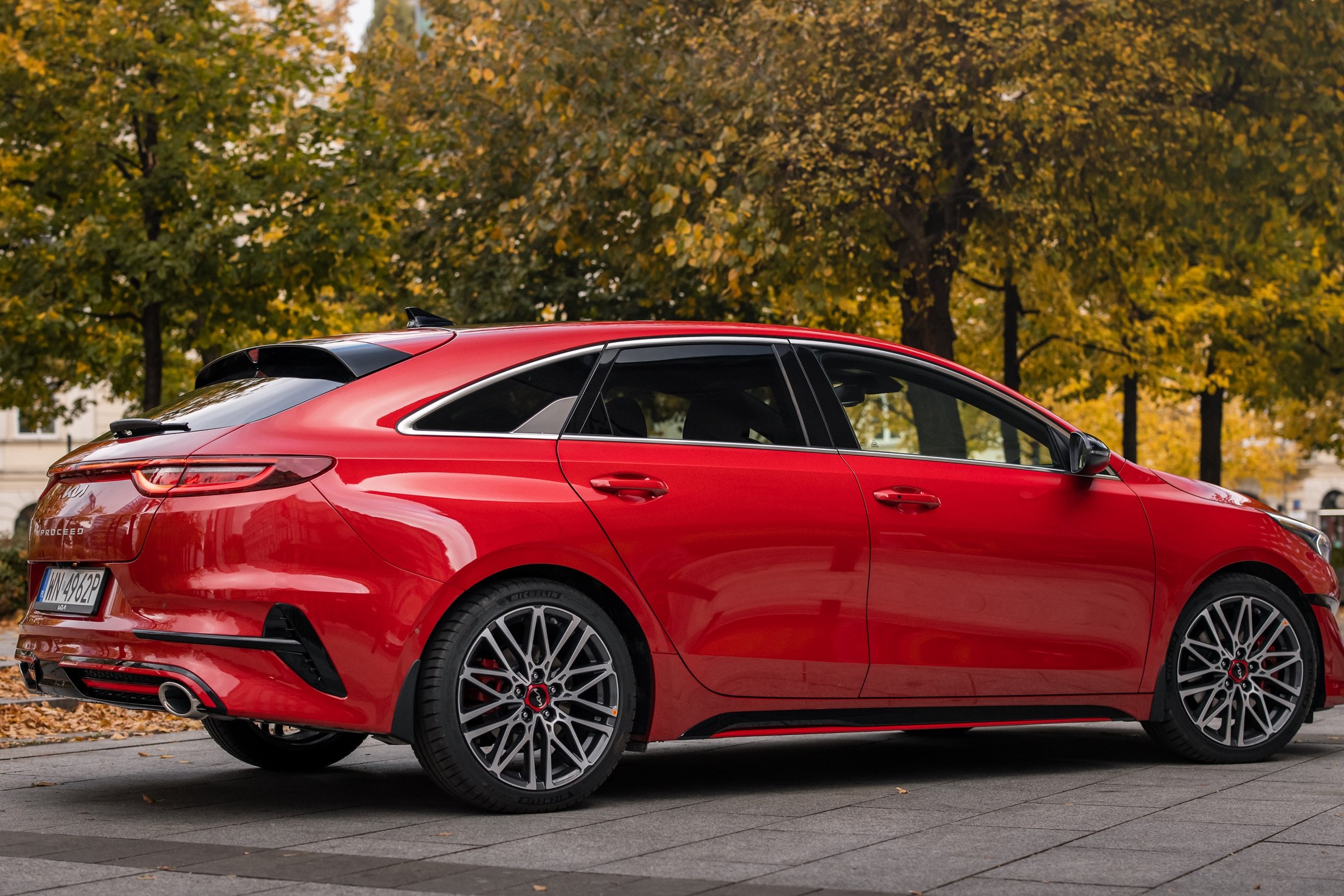 Czy kompakt Kii ma w nazwie Unię Europejską? Co naprawdę oznacza imię wielkiego hitu Toyoty? 10 sekretów nazw aut