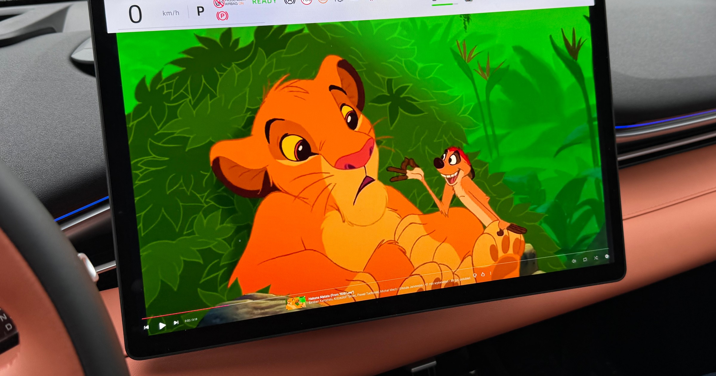 Na wielkim ekranie chińskiego SUV-a można podczas jazdy oglądać film. Kto dopuścił do ruchu taki samochód?