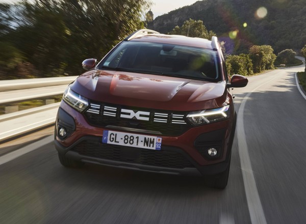 Dacia Jogger to udane połączenie kilku samochodów. Którą wersję warto kupić?