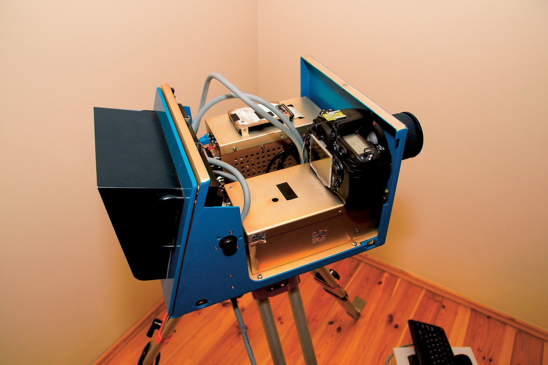 Fotoradar Fotorapid CM z wczesnej produkcji,  ze zdjętą obudową – w środku zwykły, zaawansowany amatorski aparat cyfrowy Nikon D300. Późniejsze egzemplarze, mimo tej samej nazwy, zbudowane były z zupełnie innych komponentów.