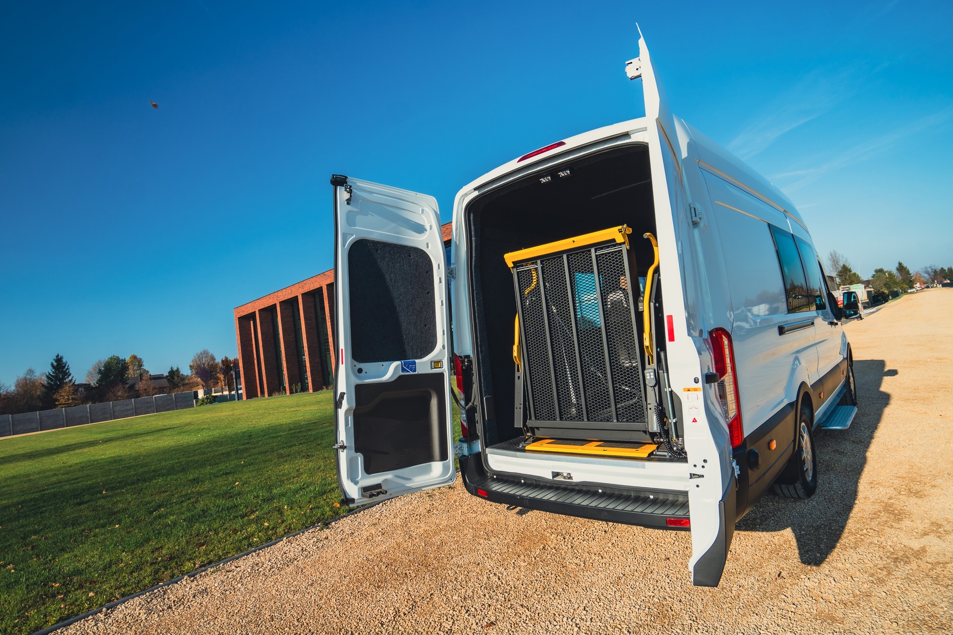 Ford Transit z podnośnikiem dla wózków inwalidzkich