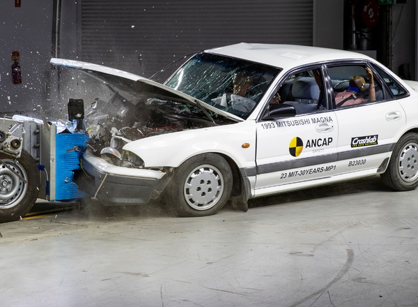 Rozbili samochód z lat 90. Czy takie auto jest bezpieczne? [WIDEO]