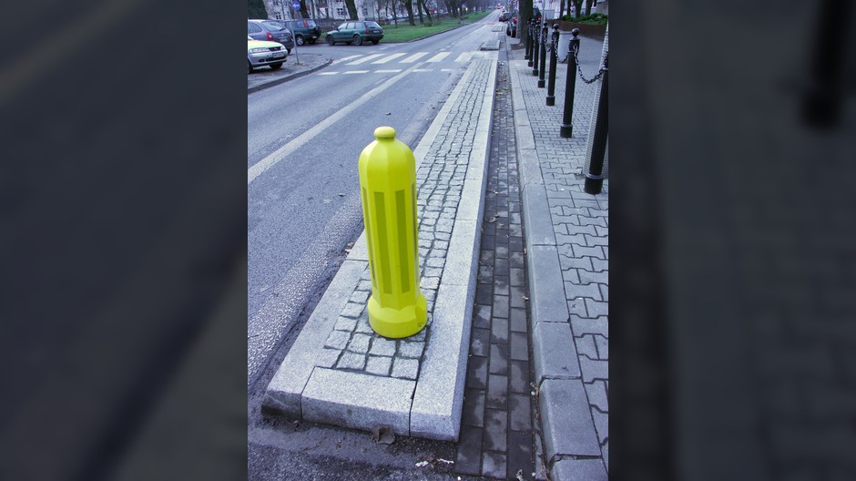 Pas dla rowerów… z przeszkodami dla samochodów