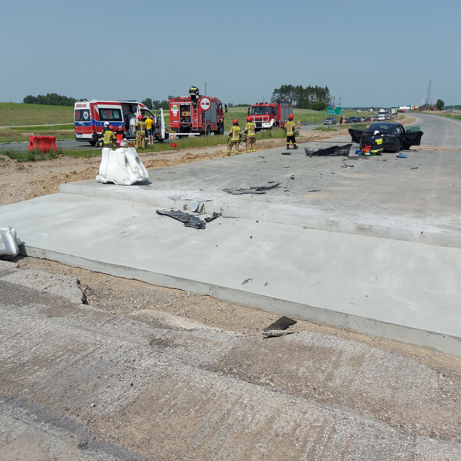 Wypadek Tesli na drodze S61