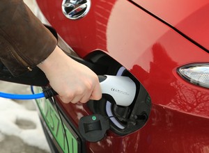 Niespodzianka podczas serwisu elektryka. Musiał wymienić płyn chłodniczy za 1,7 tys. zł
