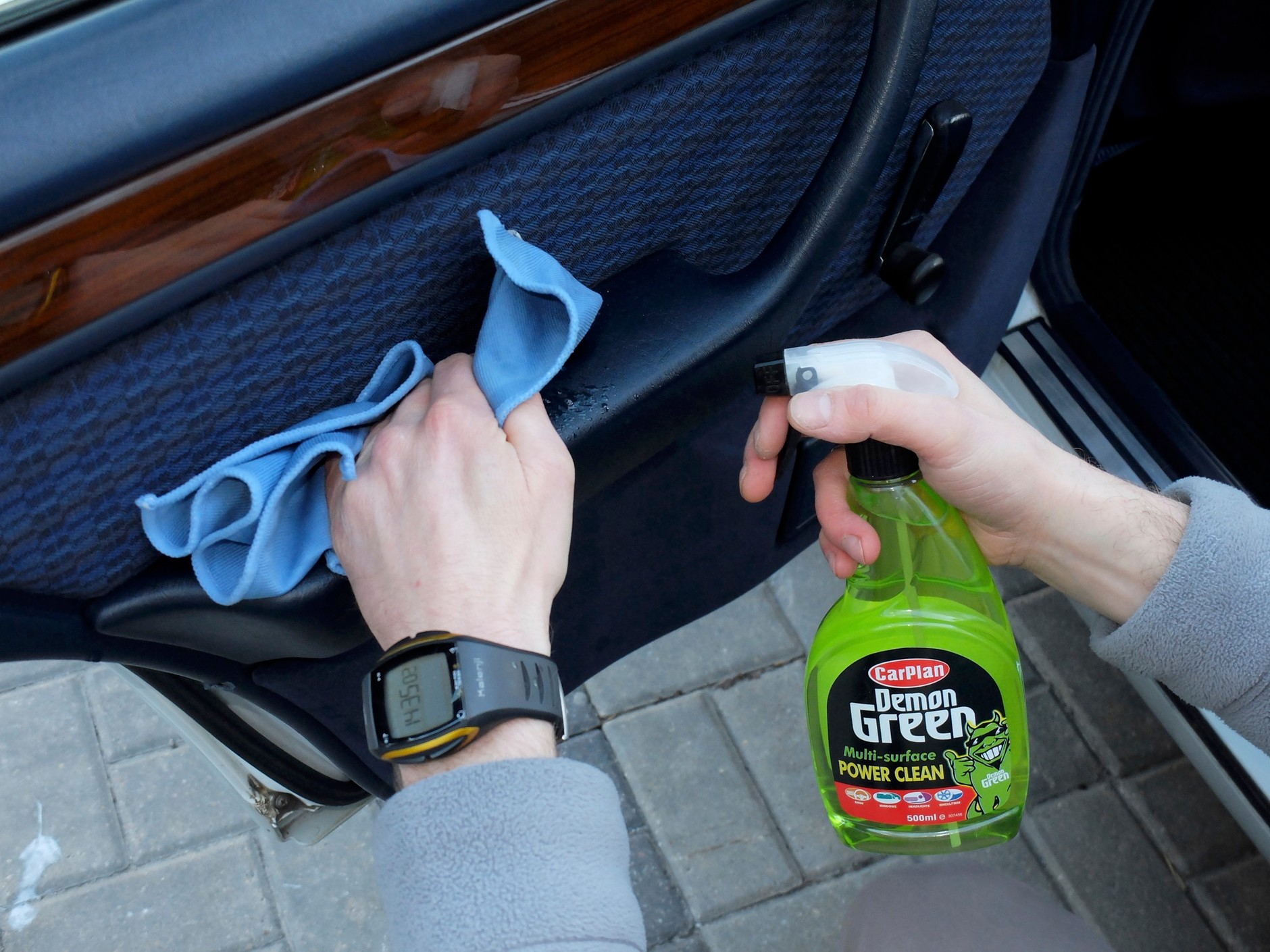 Przykre zapachy w aucie