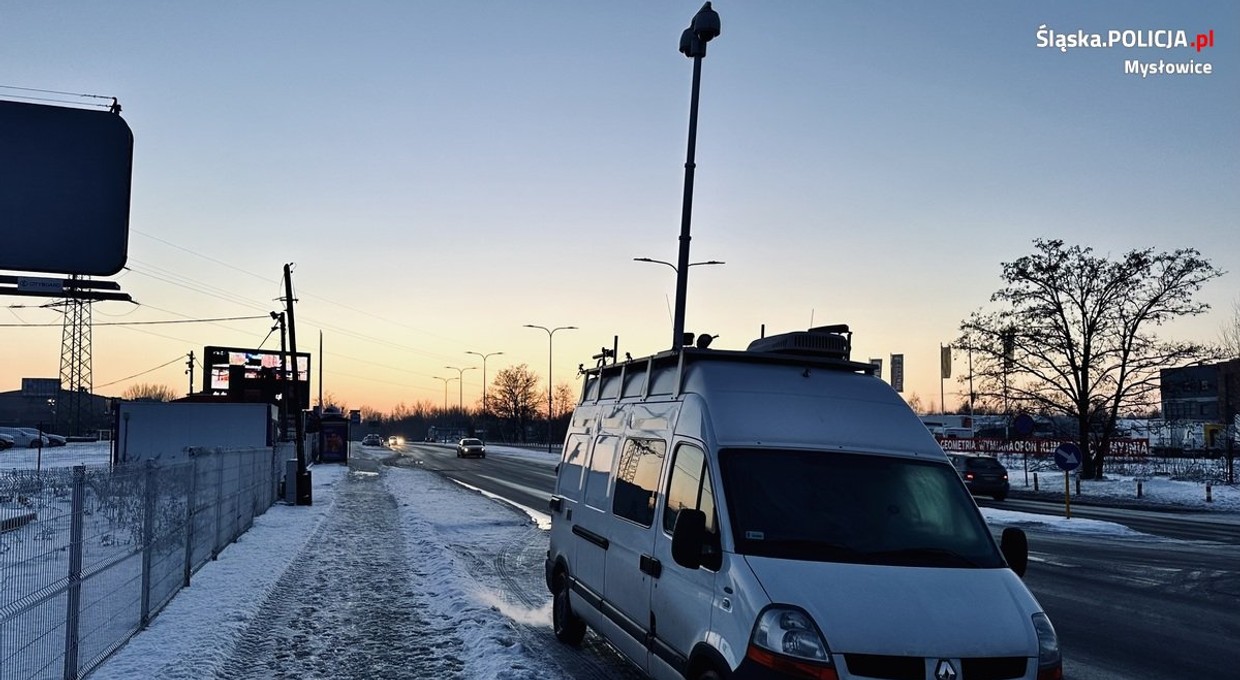 Policjanci zatrzymali się na poboczu i wysunęli maszt. Wpadło 49 osób [WIDEO]