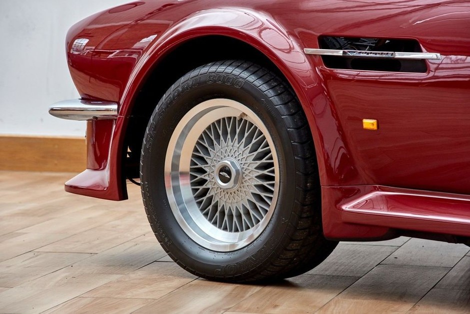 Aston Martin V8 Ventage Volante należący do Davida Beckhama