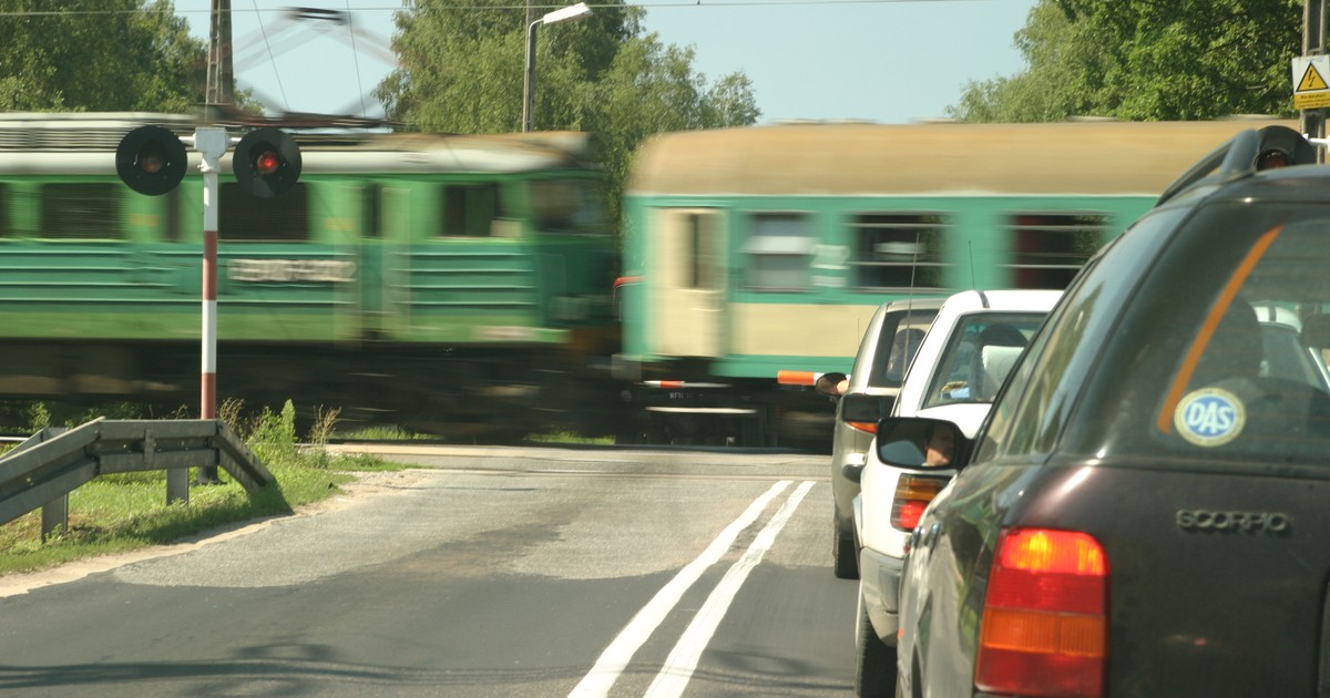 Przejazd kolejowy. Pociąg waży setki ton. Samochód nie ma z nim szans