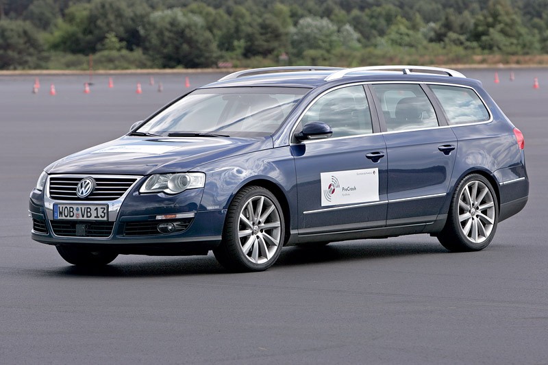 Volkswagen zaprezentował PyroBrake – aktywnego asystenta hamowania