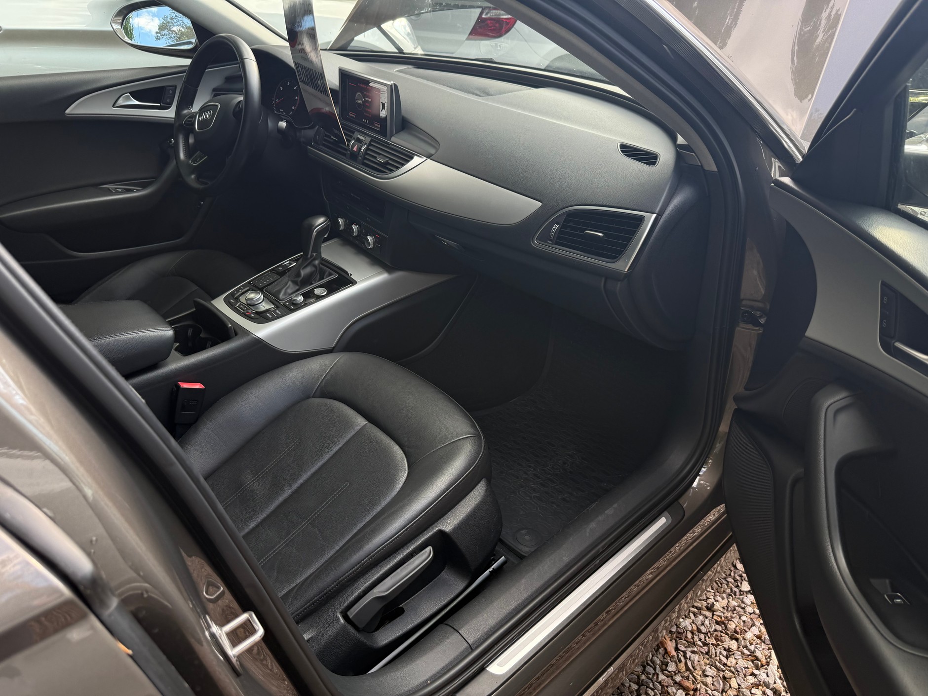 Audi A6 z ogłoszenia: wnętrze bez zarzutu