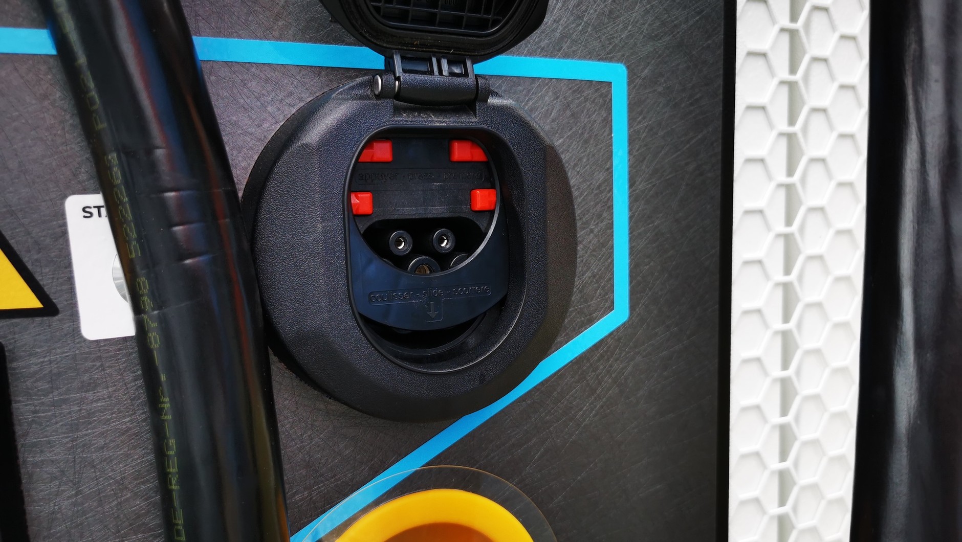 Z ładowarek Powerdot będą mogli korzystać także użytkownicy hybryd Plug-in