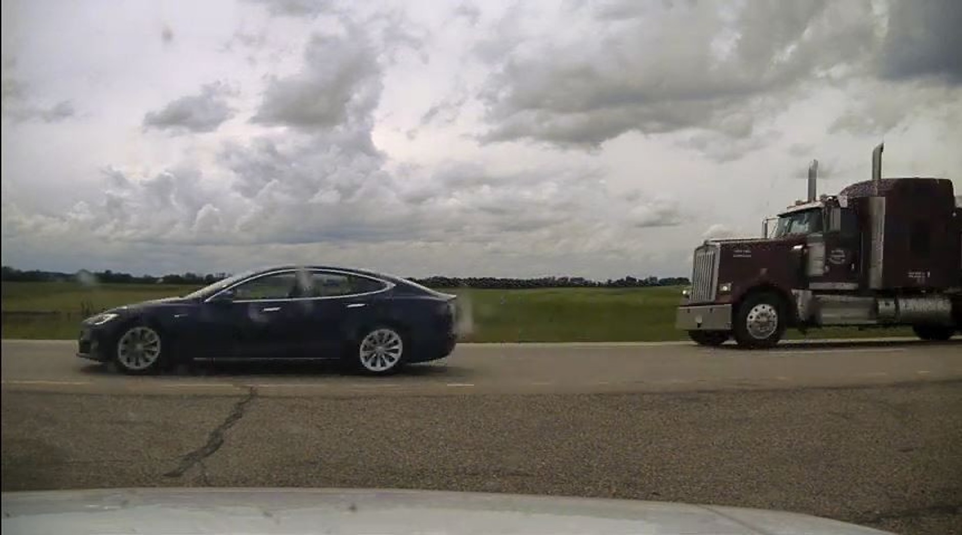 Śpiący kierowca w Tesli Model S
