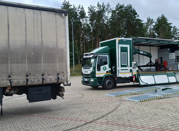 Mobilna stacja kontroli zbiera żniwa. Ciężarówka była poskładana na "trytytki"