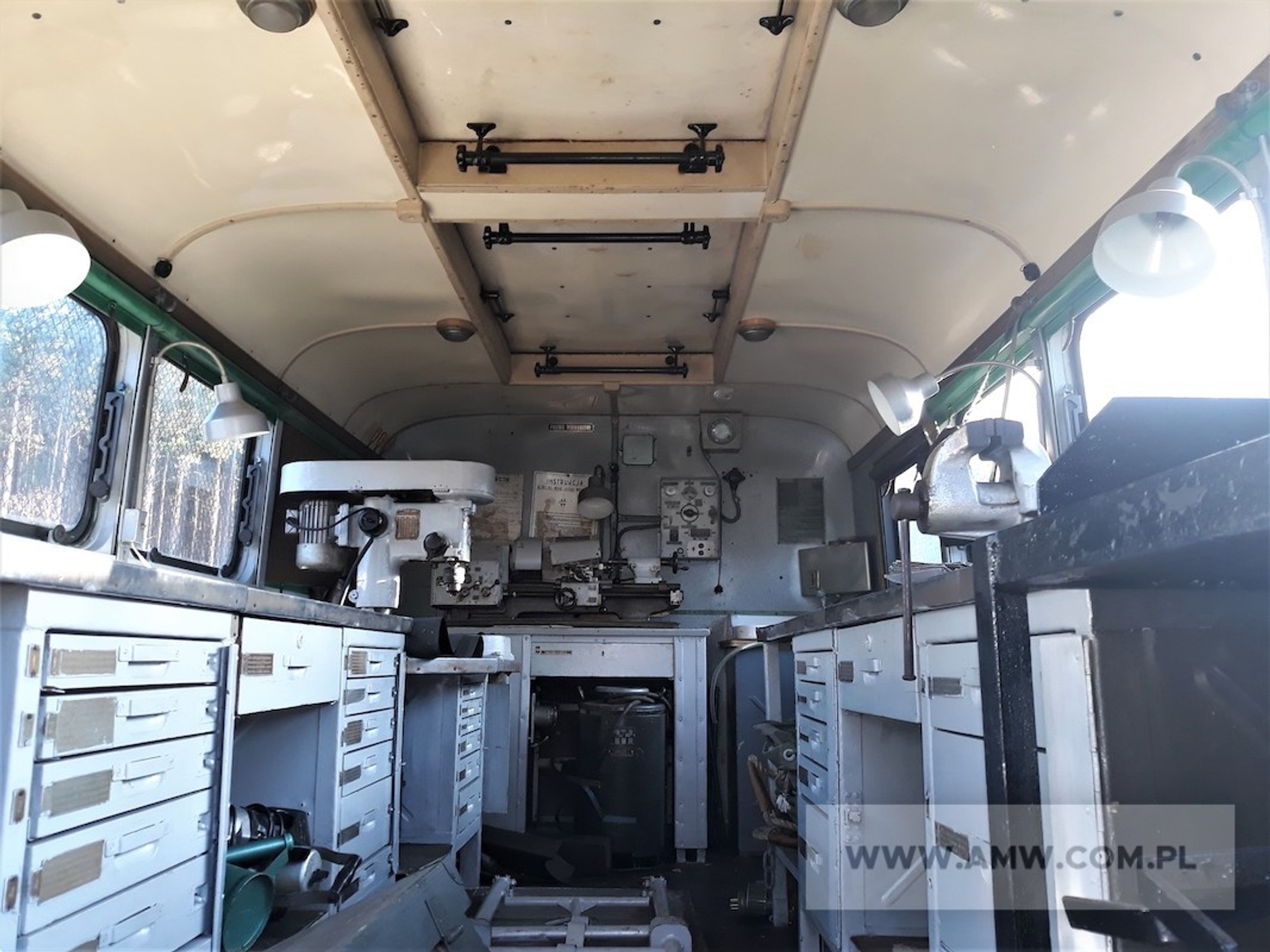 Mobilny warsztat z częściowym wyposażeniem