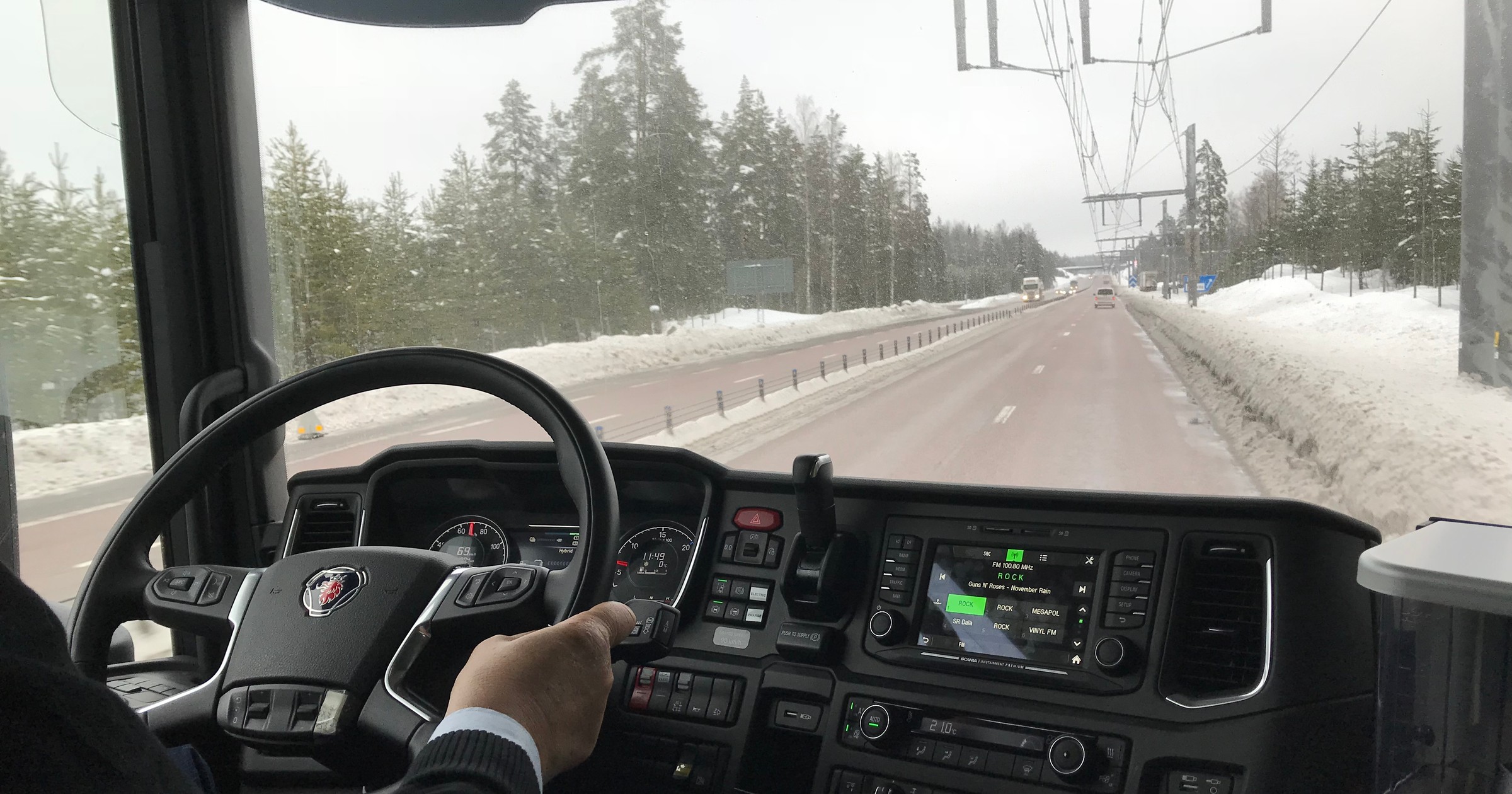 Hybrydowa Scania R450 na drodze E16 w Szwecji