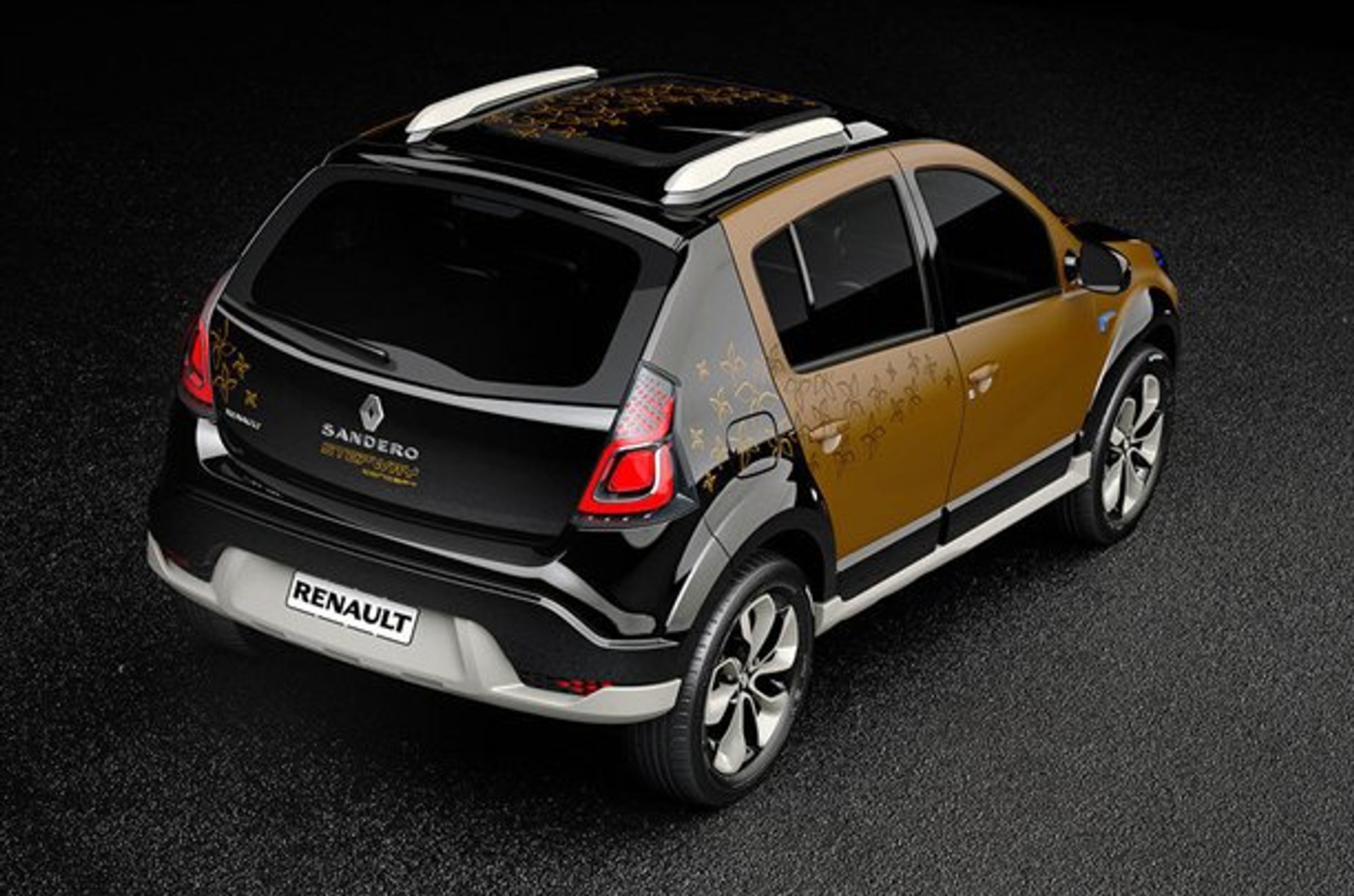 Renault Sandero Stepway – dwa kolory, kwiaty i kobiety