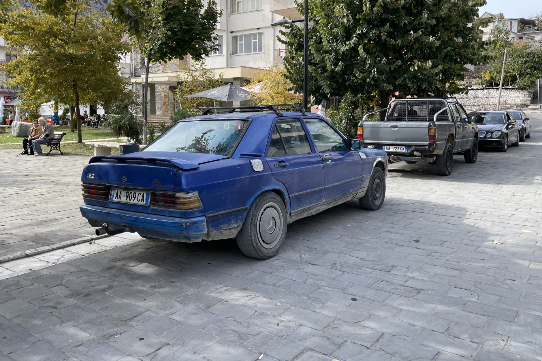 Zmęczony życiem "Baby Benz", czyli Mercedes 190 E (W201) w Albanii