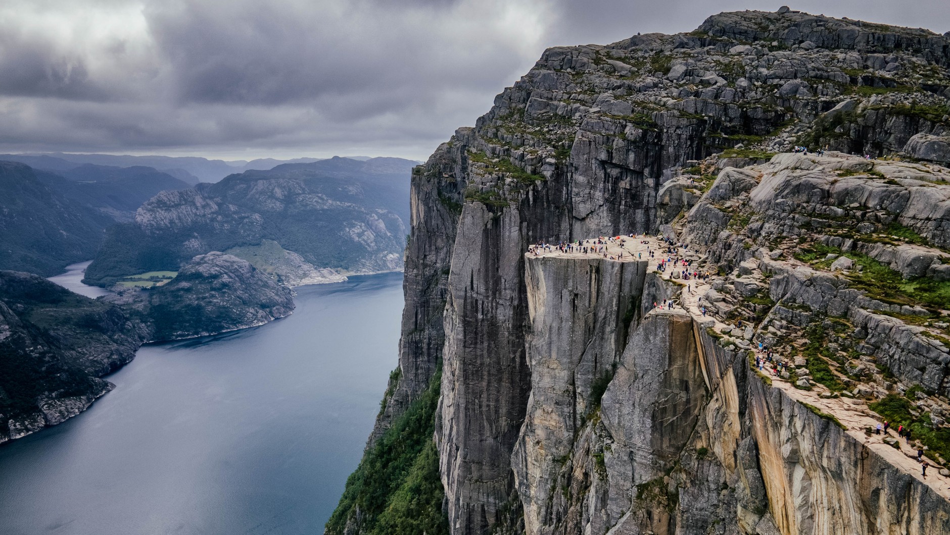 Preikestolen jest półką skalną zawieszoną na klifie 604 m nad fiordem Lysefjorden. Na parkingu położonym u wejścia na szczyt zainstalowano 20 ładowarek wallbox Typ 2.
