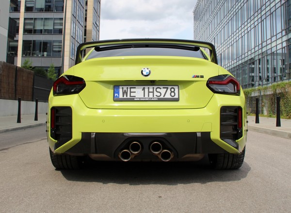 BMW M2 z akcesoriami M Performance wygląda jak z filmu "Szybcy i wściekli". A jak jeździ?