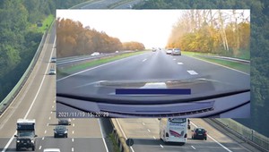 Poświęcił swoje auto, żeby ratować nieprzytomnego kierowcę [Nagranie]