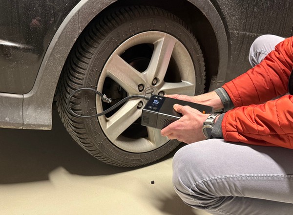 Odpali auto i napompuje koło. Coś takiego warto mieć w bagażniku