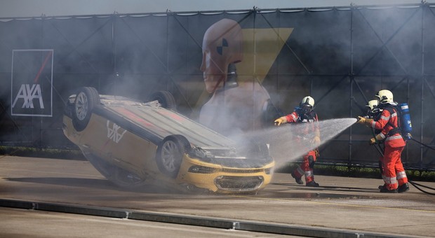 AXA wywołała nietypowy pożar w Tesli. Firma tłumaczy się z dziwnego crash testu