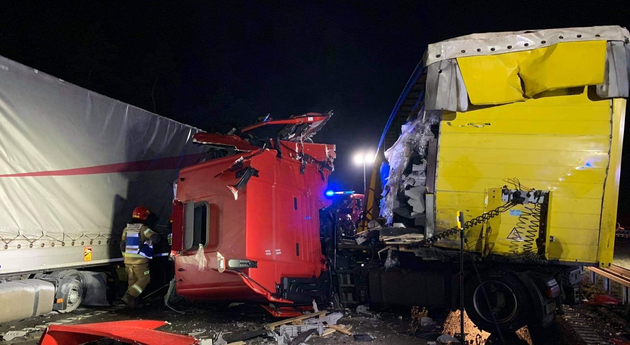 Poważny wypadek dwóch ciężarówek. Zablokowana A1 w woj. śląskim