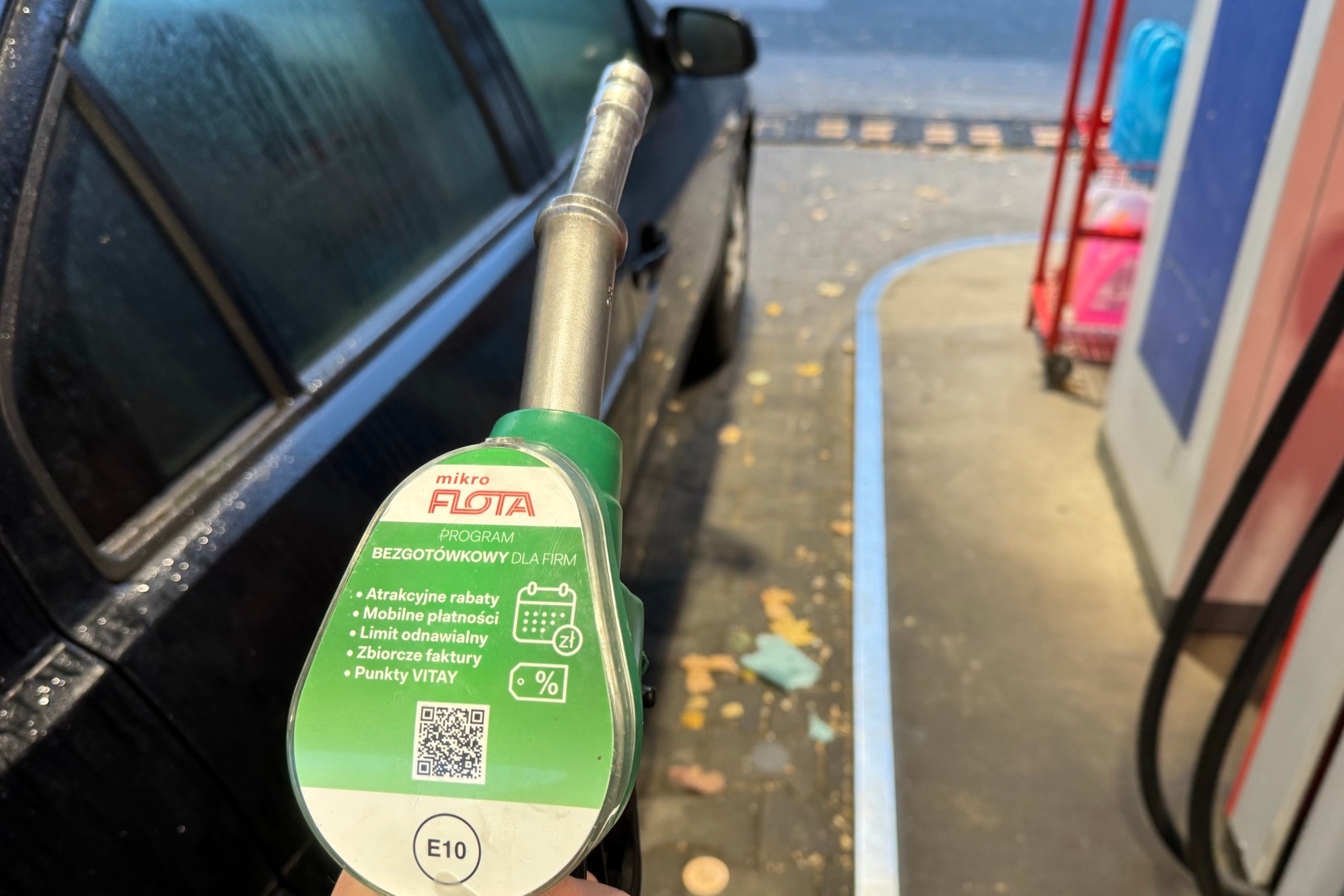 Podczas tankowania pistolet odbił, a on tankował dalej. Mechanicy mówią, co o tym myślą i jak to się kończy