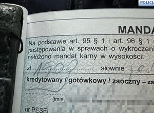 Zamiast się zatrzymać, przyspieszył. Nie wiedział, kto za nim jedzie [WIDEO]