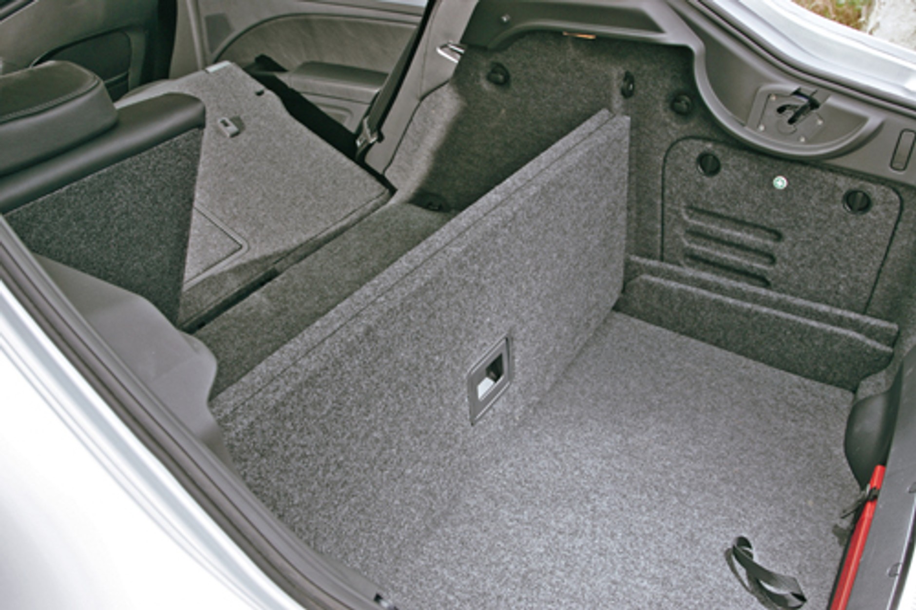 Nowa Skoda Superb kontra VW Passat i Audi A4 - Porównanie trzech limuzyn z jednej stajni