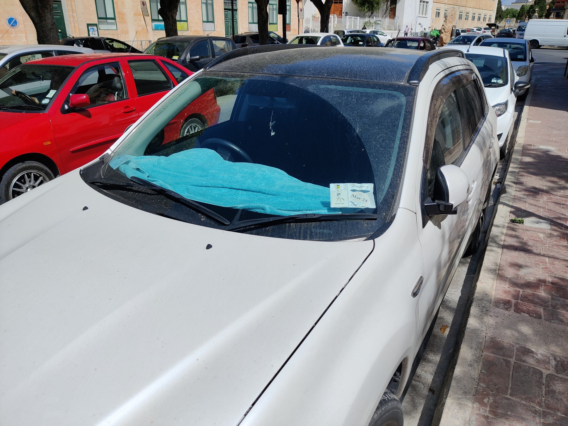 Deska rozdzielcza zasłonięta przez ręcznik