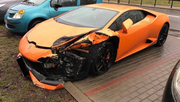Łatwiej znaleźć rozbite Lamborghini niż jego kierowcę. Kolizja w Warszawie