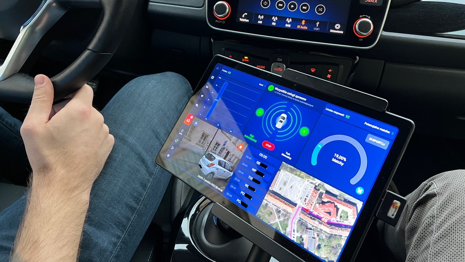 W Warszawie ulice stołecznej strefy płatnego parkowania patrolują elektryczne Nissany Leaf