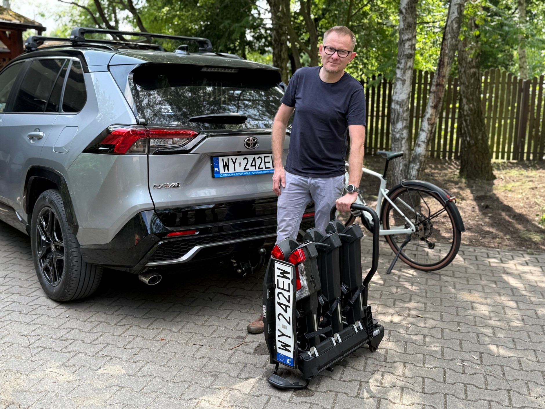 Thule EasyFold 3 to bagażnik składany, zajmujący po złożeniu niewielką ilość przestrzeni. Mimo to można nim przewieźć aż 4 rowery