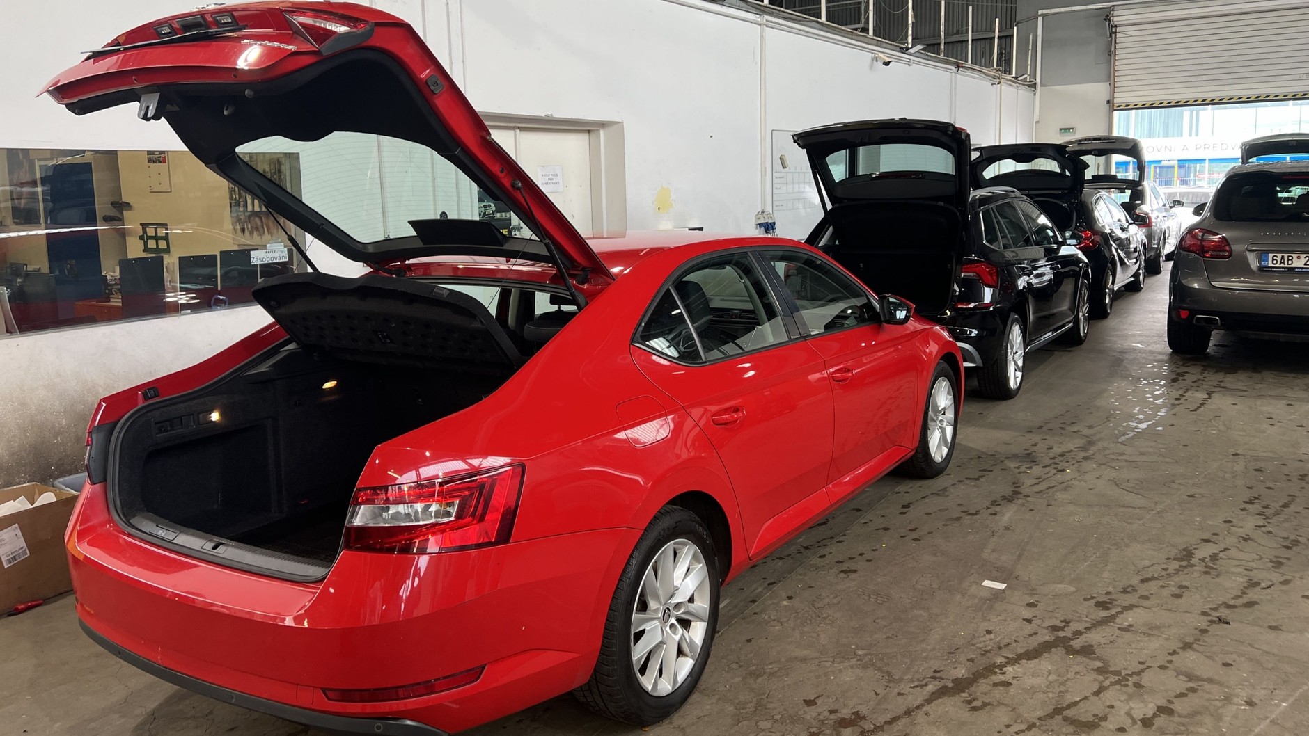 Salon sprzedaży samochodów używanych AAA Auto w czeskiej Pradze w dzielnicy Dolni Chabry. Umyte wewnątrz samochody przechodzą suszenie