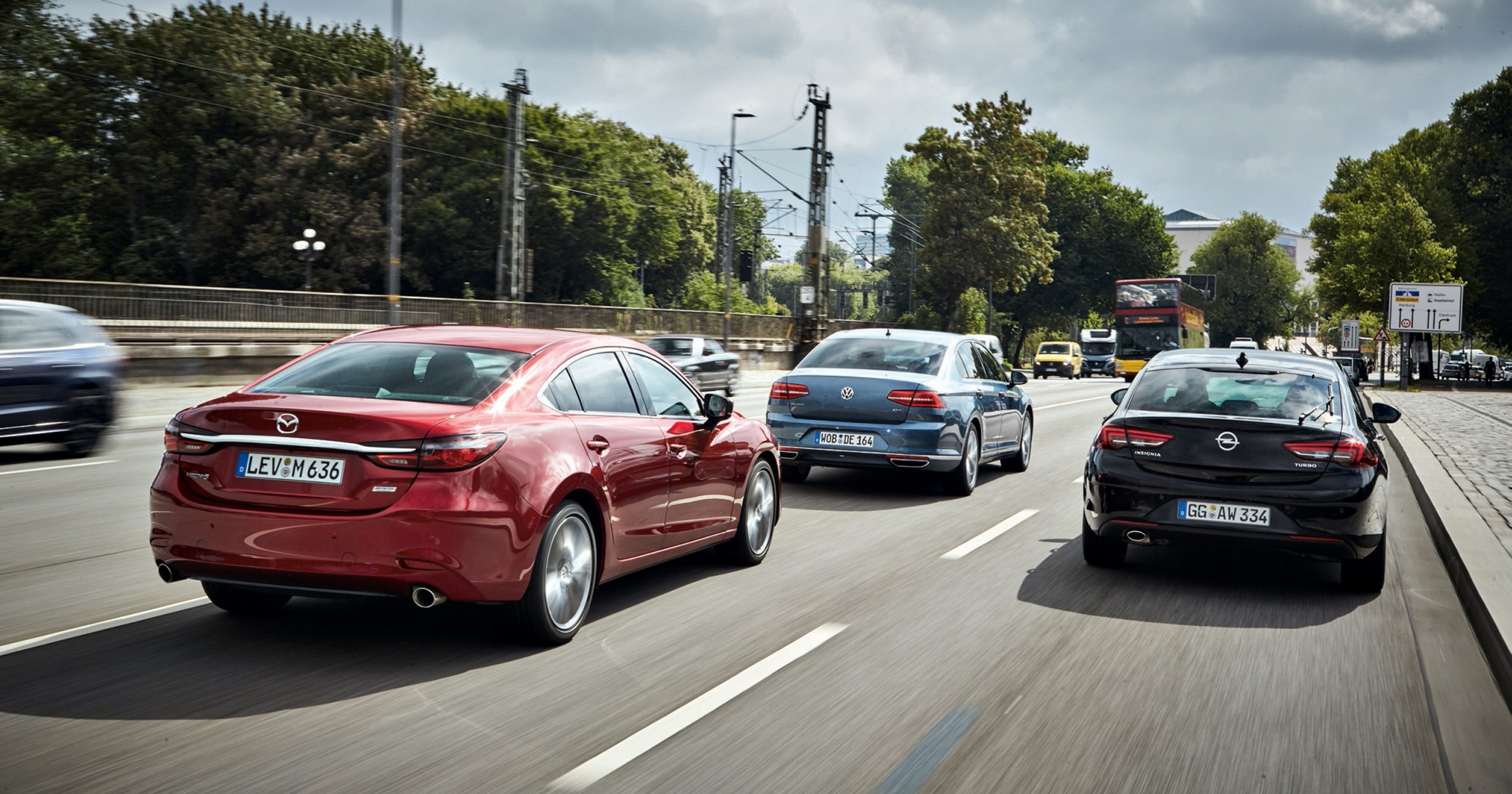 Większość Niemców nie widzi możliwości życia bez auta. Komunikacja nie jest wyjściem, a do samochodów elektrycznych podchodzą z dużym dystansem