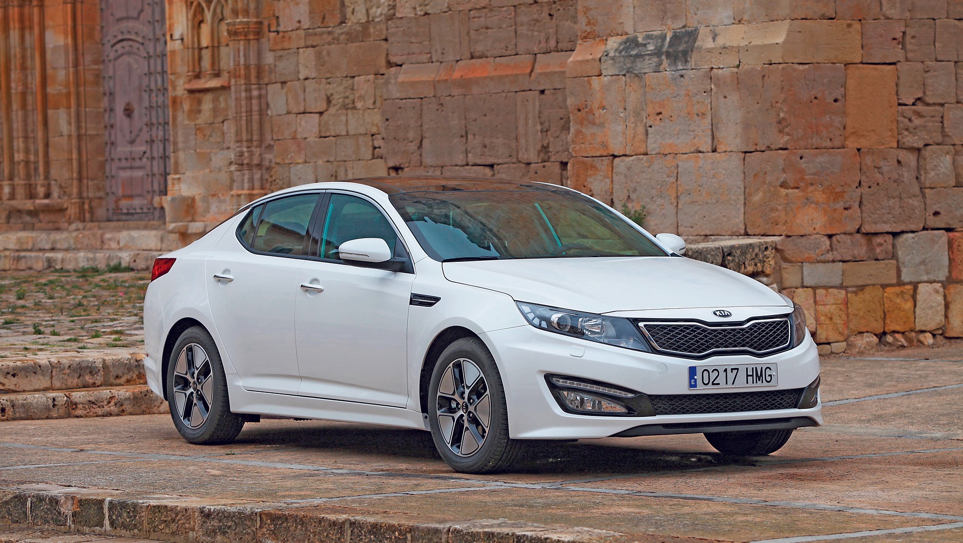 Hybrydowa Kia Optima to największe auto w tym zestawieniu.