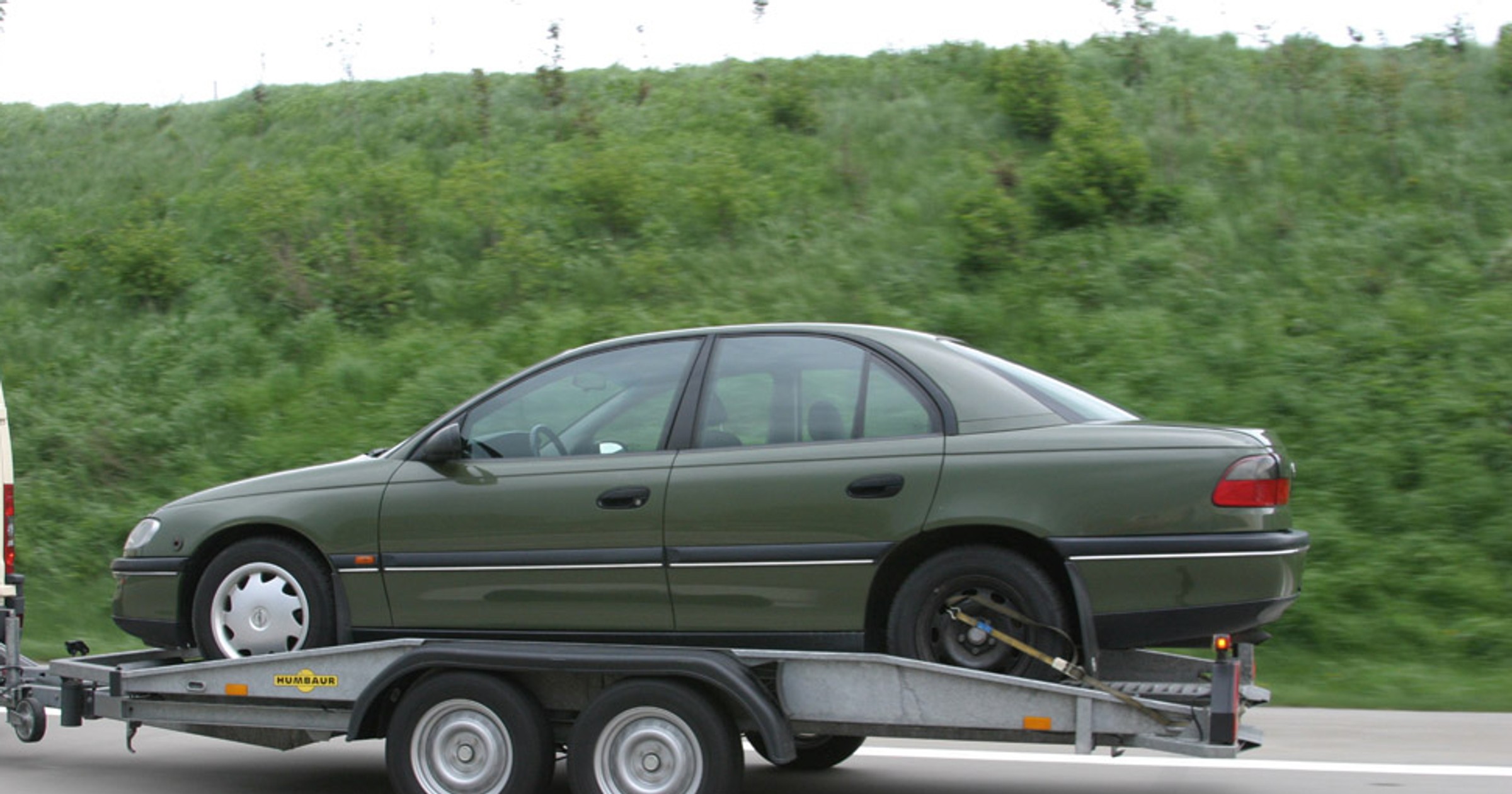 Jak sprowadzić auto z zagranicy? Ile kosztuje rejestracja samochodu sprowadzonego z UE i spoza UE?