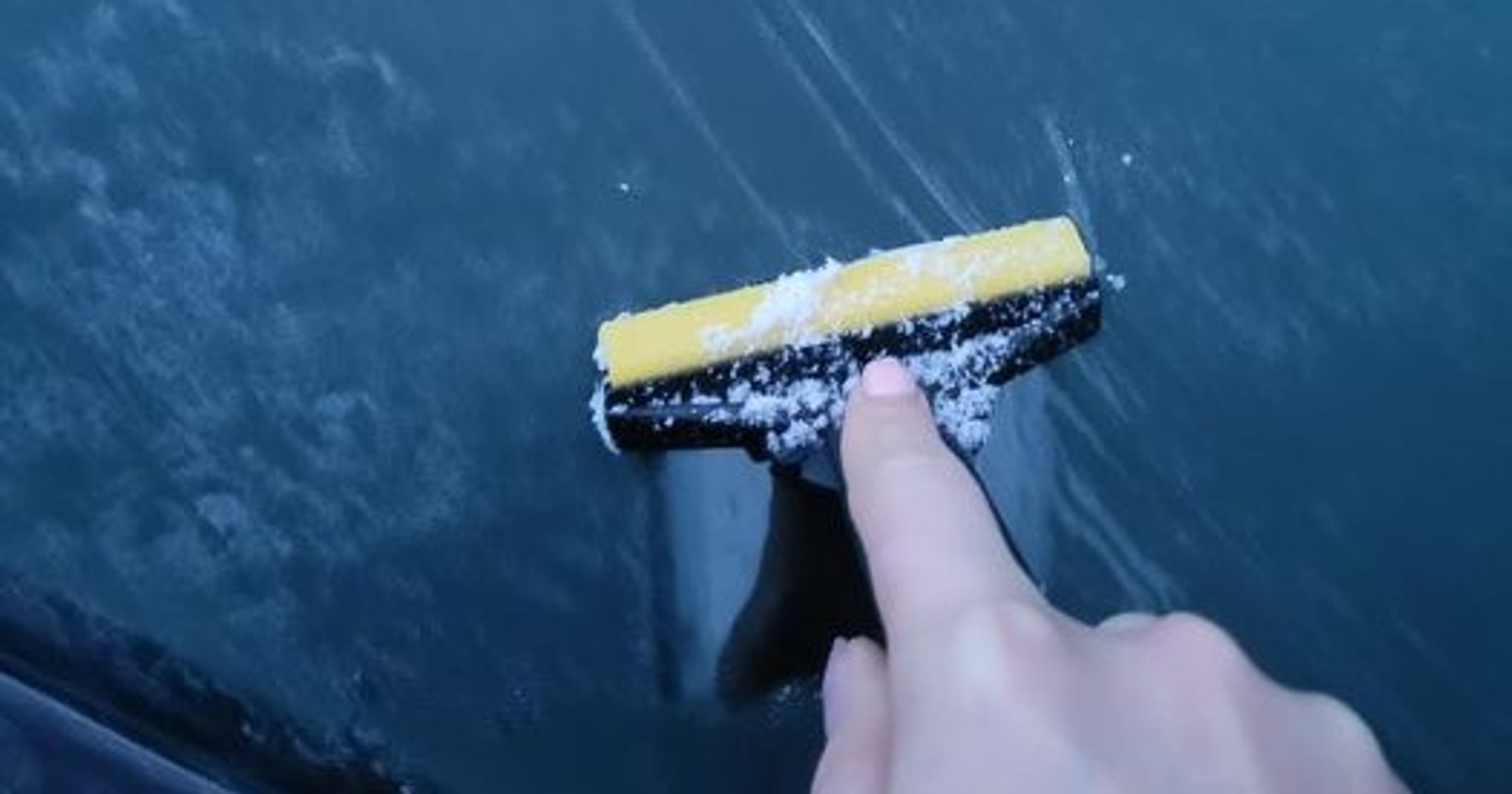Nieodśnieżone samochody - zagrożenie na drodze i wysokie kary