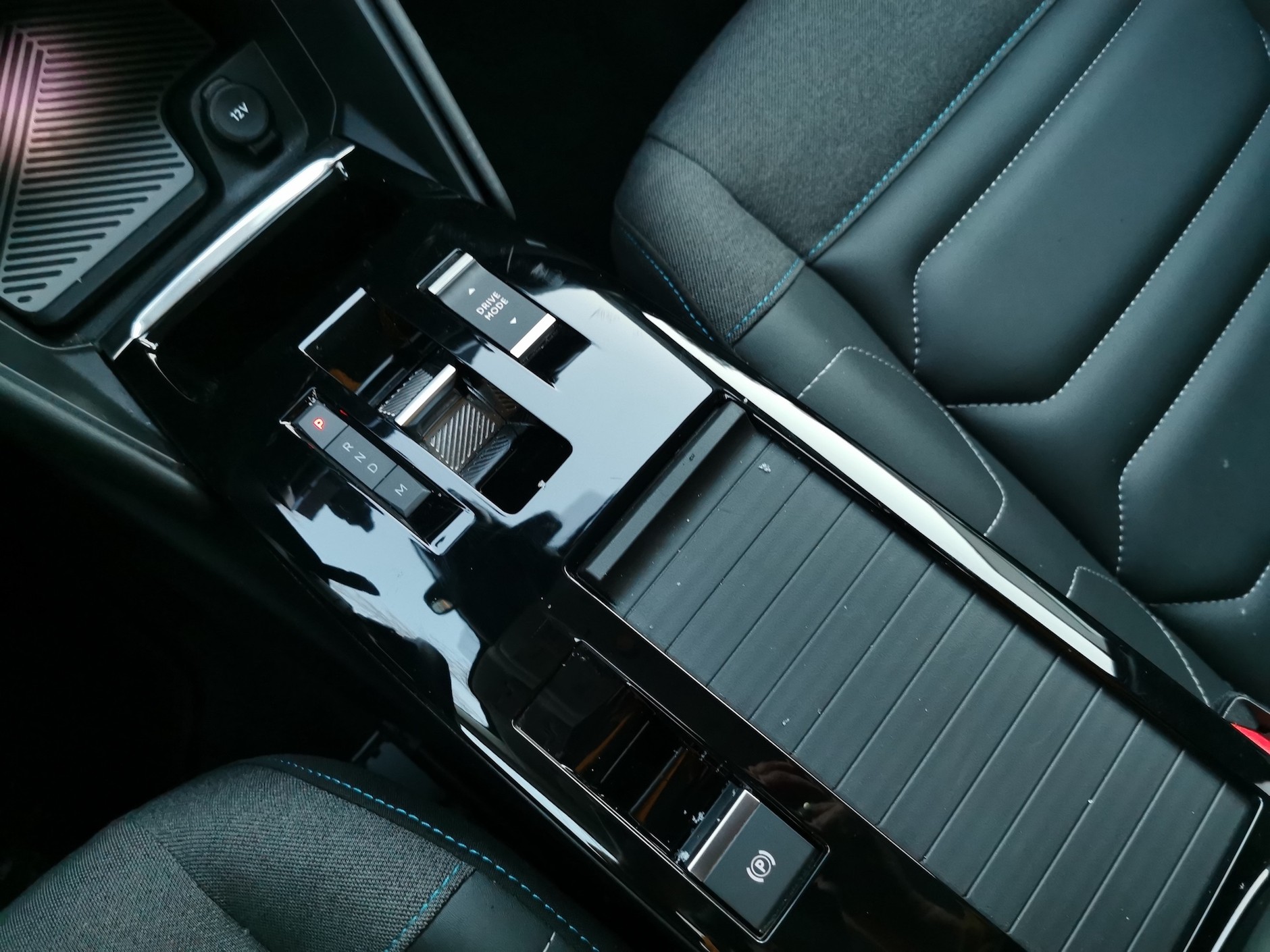 Citroen C4 1.2/130 KM EAT8: czarne błyszczące tworzywo na tunelu środkowym szybko się niszczy