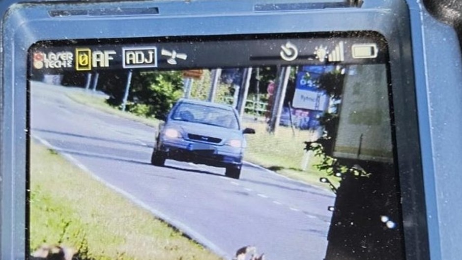 Policjanci z drogówki patrolowali miasto. Wtedy zjawił się Opel