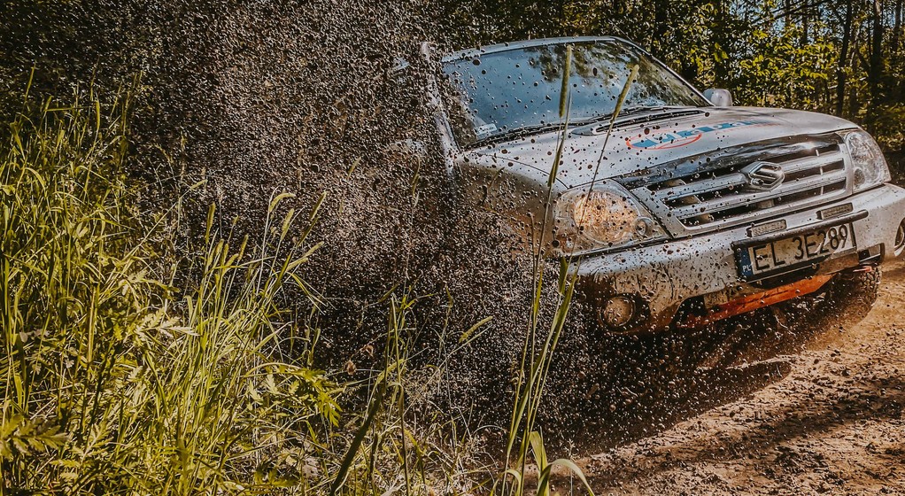 Suzuki w terenie podczas rajdu