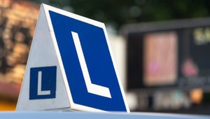 Brat zdał egzamin na prawo jazdy za brata. Wpadli przez małą rzecz 