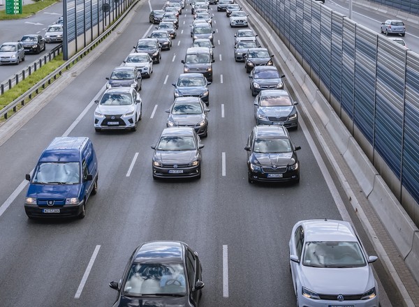 Obwodnica Warszawy z wielką wyrwą. Mijają lata i nic się nie zmienia