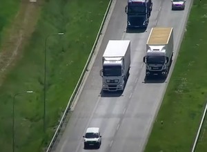 Kontrola z drona pokazała, że wielu ciężarówek nadal za nic ma zakaz wyprzedzania [WIDEO]