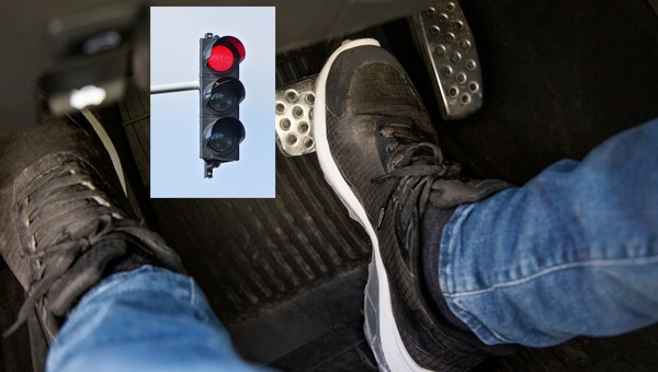 Zachowanie kierowcy na czerwonym świetle może mieć wpływ na żywotność sprzęgła w jego aucie 