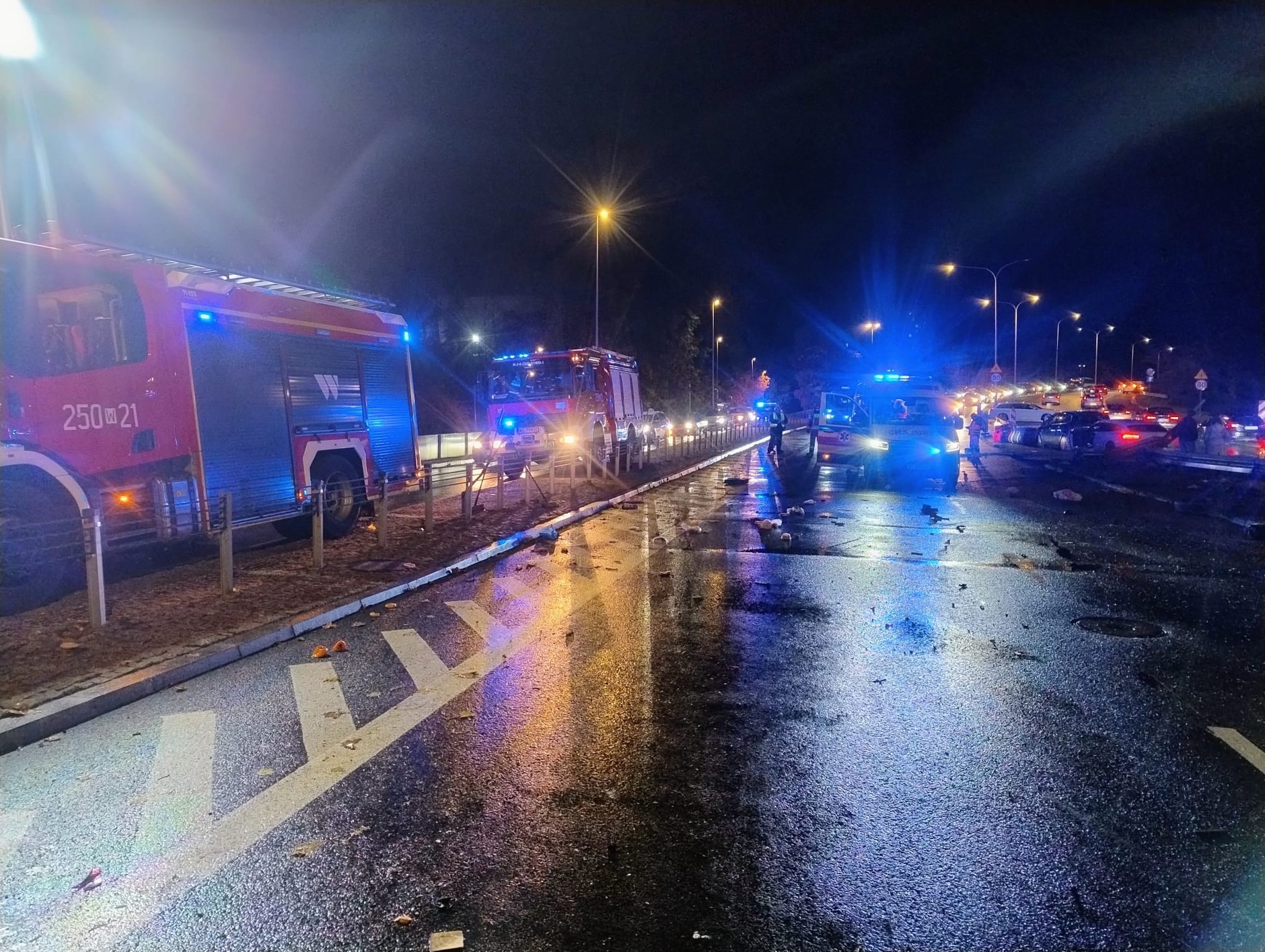 Auto z rosyjskiej ambasady dachowało na warszawskiej Wisłostradzie