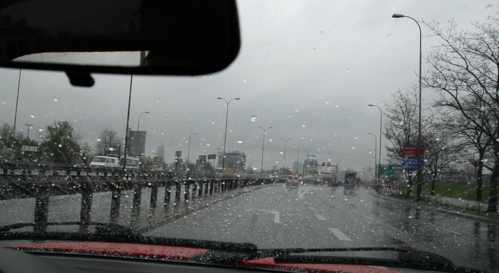 NIewidzialna wycieraczka – preparat, który tworzy na powierzchnię szyby powłokę hydrofobową. Woda formuje się w kulki, w niewielkim stopniu ogranicza widoczność, spływa pod wpływem pędu powietrza